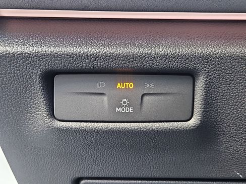 New 2026 Volkswagen Tiguan SE image 9