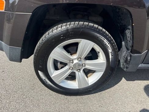 Used 2014 Jeep Patriot Latitude AWD/4WD image 9