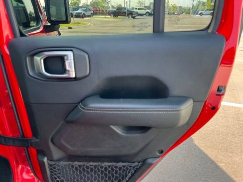 Used 2018 Jeep Wrangler Unlimited Sahara AWD/4WD image 13