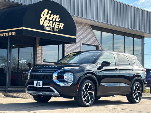 Used 2024 Mitsubishi Outlander SE image 1