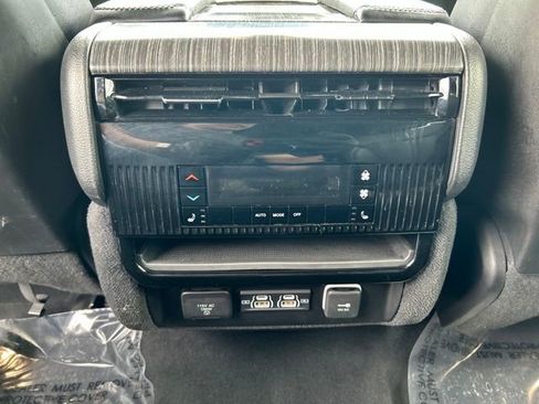 Used 2024 Jeep Wagoneer L Series III w/ Flexible Seating Group AWD/4WD image 16