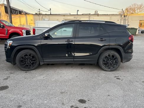 Used 2022 GMC Terrain SLE w/ Driver Convenience Package image 2