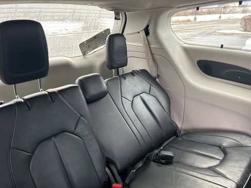 Used 2019 Chrysler Pacifica Limited w/ 8-pass Seating Package image 10