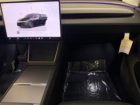 Used 2026 Tesla Model Y Long Range image 25