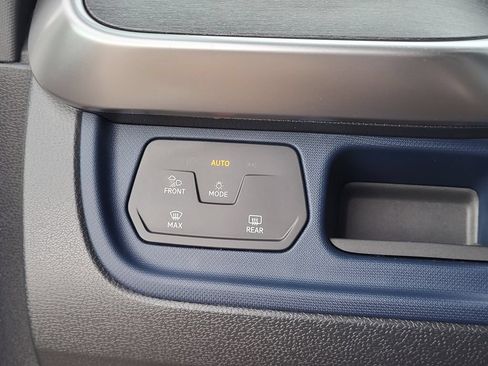 Used 2025 Volkswagen ID. Buzz Pro S RWD image 14