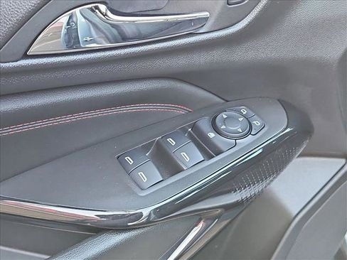 Used 2024 Chevrolet Trax RS w/ Sunroof Package image 11