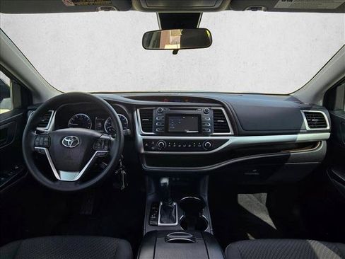 Used 2017 Toyota Highlander LE FWD image 17