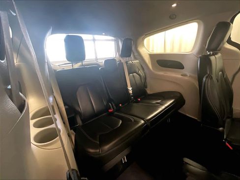 Used 2024 Chrysler Pacifica Touring-L image 17
