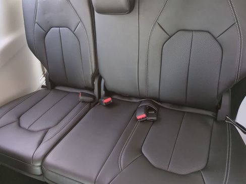 Used 2024 Chrysler Pacifica Touring-L AWD/4WD image 21