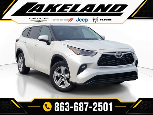 Used 2022 Toyota Highlander LE FWD image 1