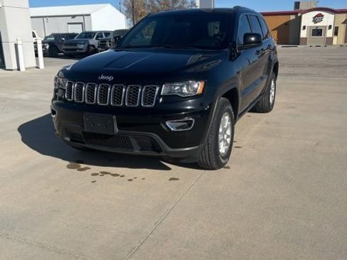 Used 2019 Jeep Grand Cherokee Laredo image 2