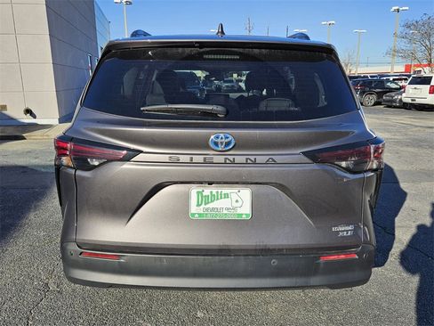 Used 2023 Toyota Sienna XLE image 10
