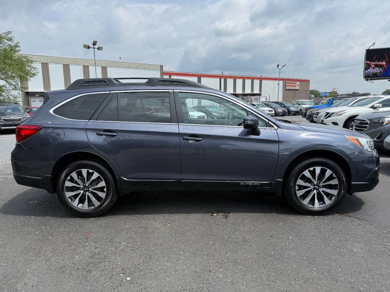 Used 2016 Subaru Outback 2.5i Limited AWD/4WD image 4