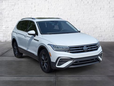 Certified 2024 Volkswagen Tiguan SE w/ Panoramic Sunroof Package image 2