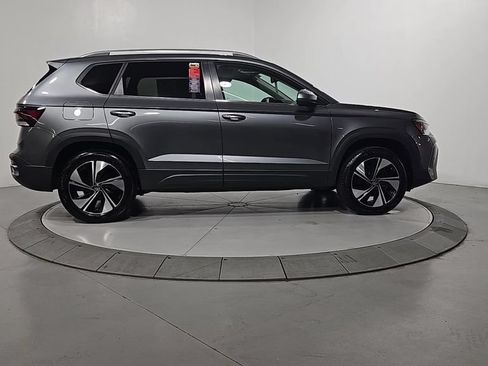 Used 2025 Volkswagen Taos SE w/ Panoramic Sunroof Package AWD/4WD image 8