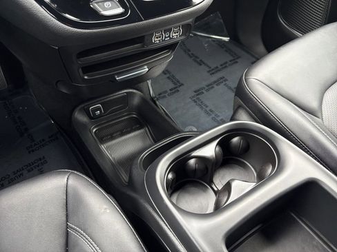 Used 2025 Chrysler Pacifica Select image 21