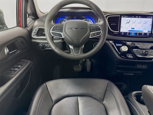Used 2025 Chrysler Pacifica Select FWD image 3