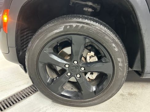 Used 2023 Jeep Grand Cherokee Altitude image 9