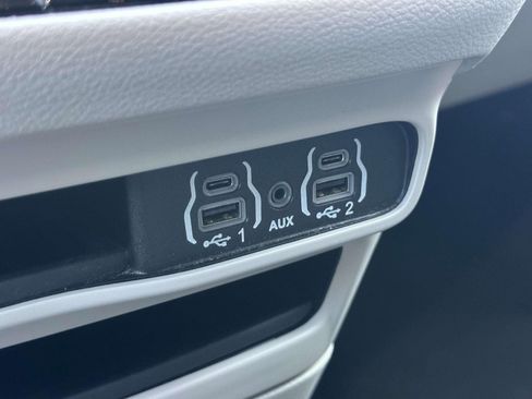 Used 2024 Chrysler Pacifica Touring-L image 19