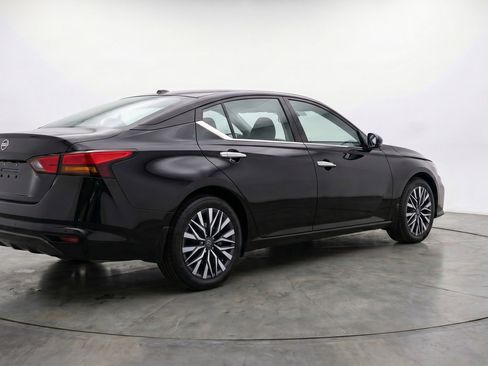 Used 2025 Nissan Altima 2.5 SV FWD image 9