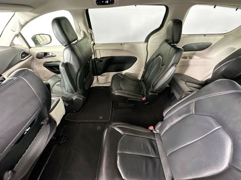 Used 2022 Chrysler Pacifica Touring-L FWD image 21