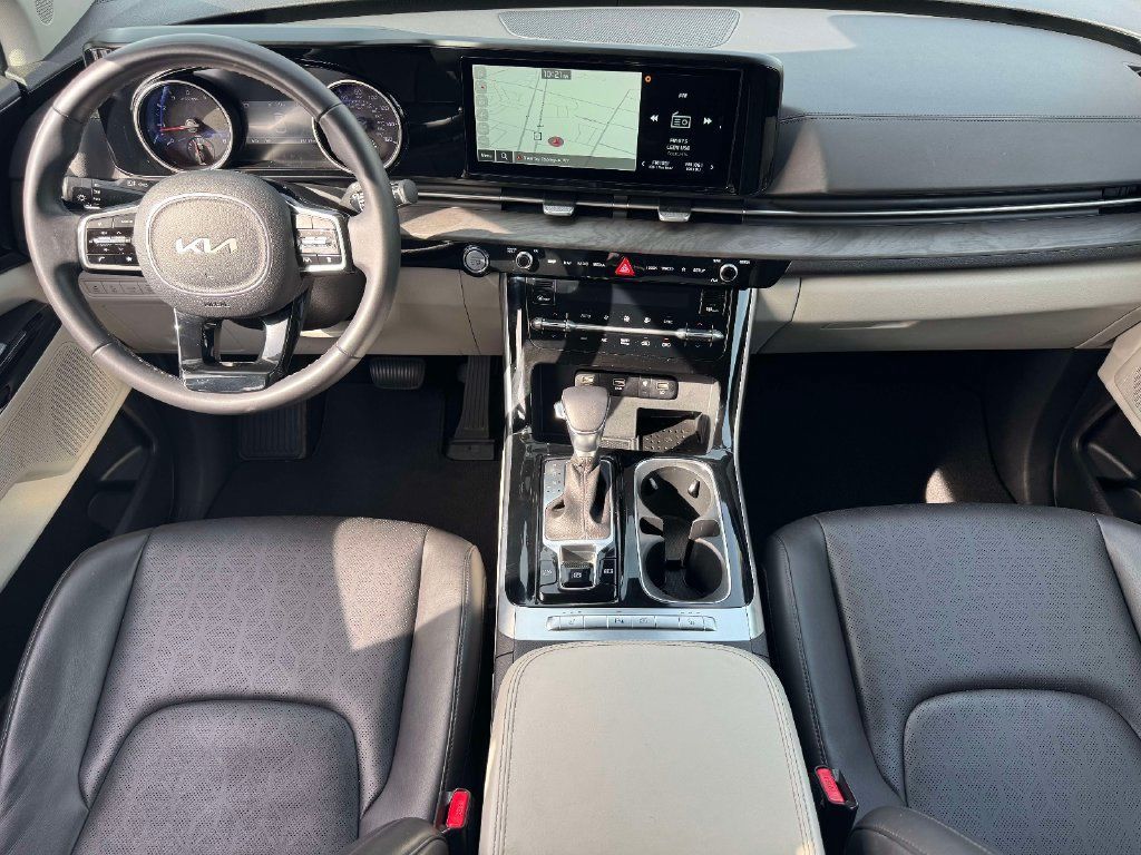 Used 2024 Kia Carnival EX FWD image 12