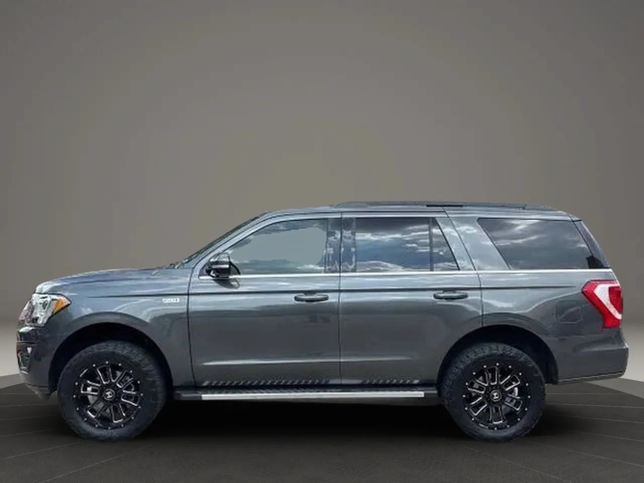Used 2019 Ford Expedition XLT w/ Equipment Group 202A AWD/4WD image 6