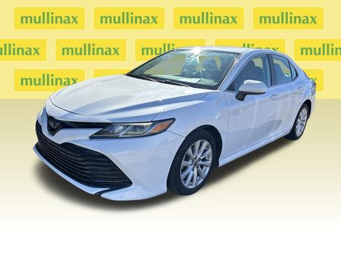 Used 2020 Toyota Camry LE image 5