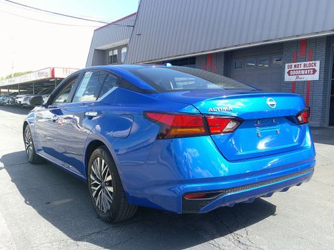Used 2025 Nissan Altima 2.5 SV FWD image 3