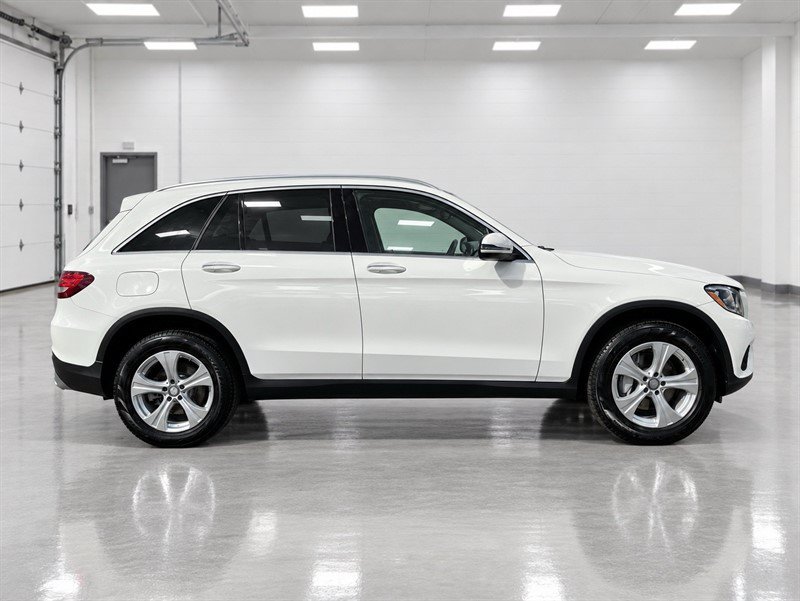 Used 2017 Mercedes-Benz GLC 300 4MATIC image 3
