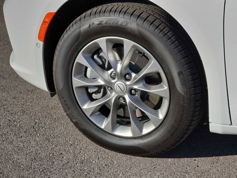 New 2026 Chrysler Pacifica Select AWD/4WD image 29