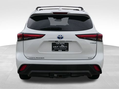 Used 2022 Toyota Highlander Bronze Edition image 5