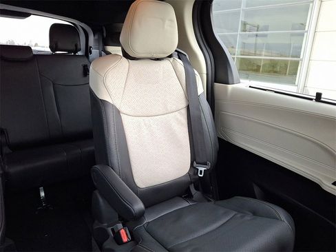 Used 2025 Toyota Sienna Limited image 20