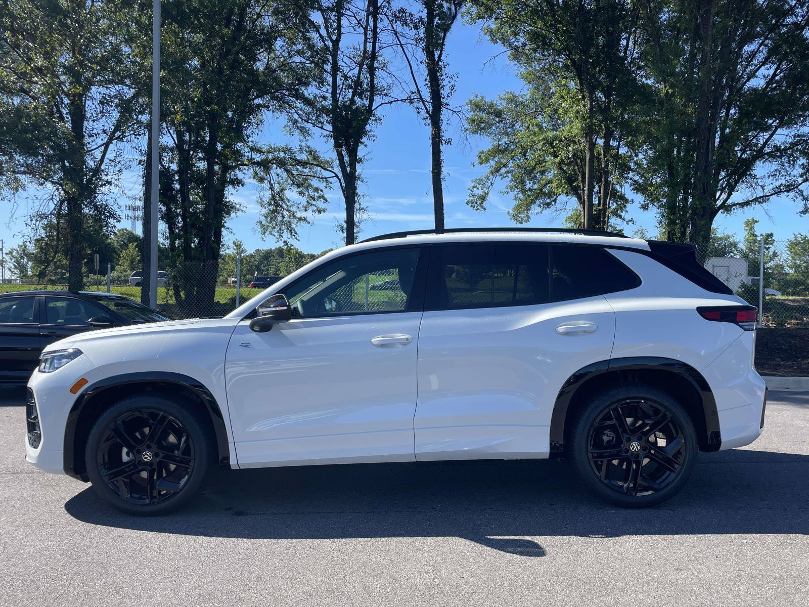 New 2026 Volkswagen Tiguan SE R-Line FWD image 4