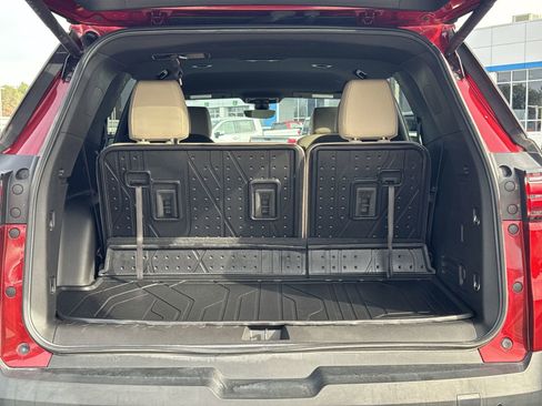 Used 2023 Chevrolet Traverse LT w/ Rear Camera Mirror Package image 32