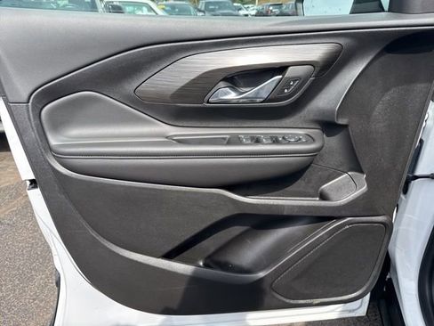 Used 2024 GMC Terrain SLE w/ Driver Convenience Package image 8