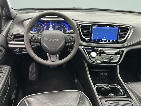 Used 2025 Chrysler Pacifica Limited FWD image 12