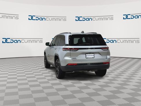 Used 2025 Jeep Grand Cherokee Altitude AWD/4WD image 8