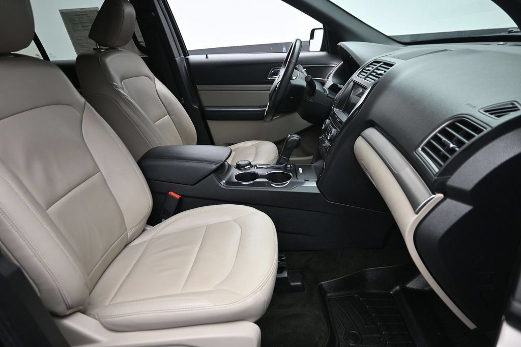 Used 2018 Ford Explorer XLT w/ Equipment Group 202A AWD/4WD image 9