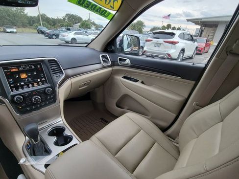 Used 2017 Jeep Grand Cherokee Limited image 3