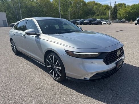 Used 2025 Honda Accord Touring image 2