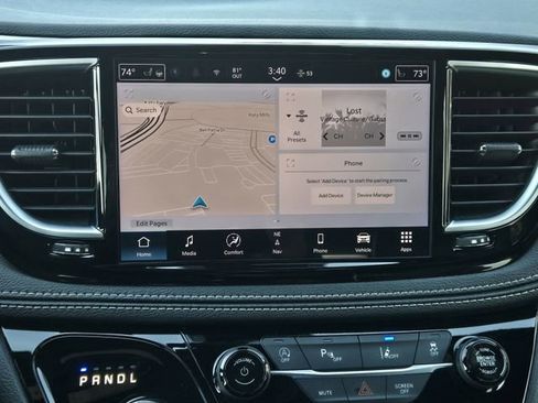 Used 2025 Chrysler Pacifica Limited image 18