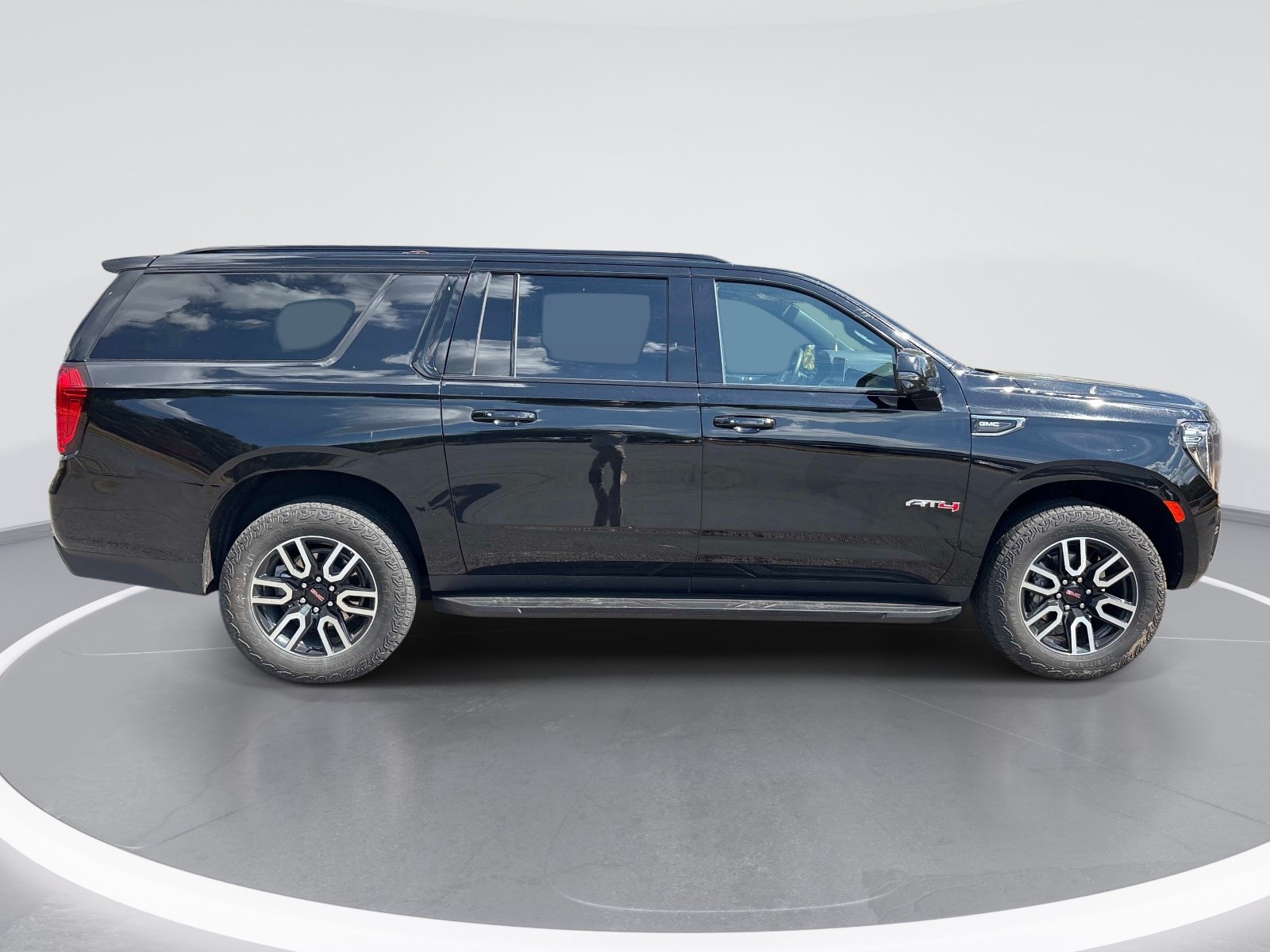 Used 2024 GMC Yukon XL AT4 w/ Technology Package AWD/4WD image 9