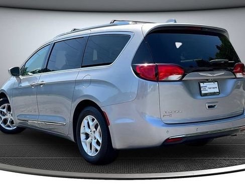 Used 2020 Chrysler Pacifica Touring-L w/ Tire & Wheel Group FWD image 7