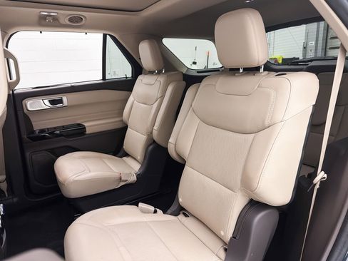 Used 2023 Ford Explorer Platinum w/ Technology Package AWD/4WD image 27