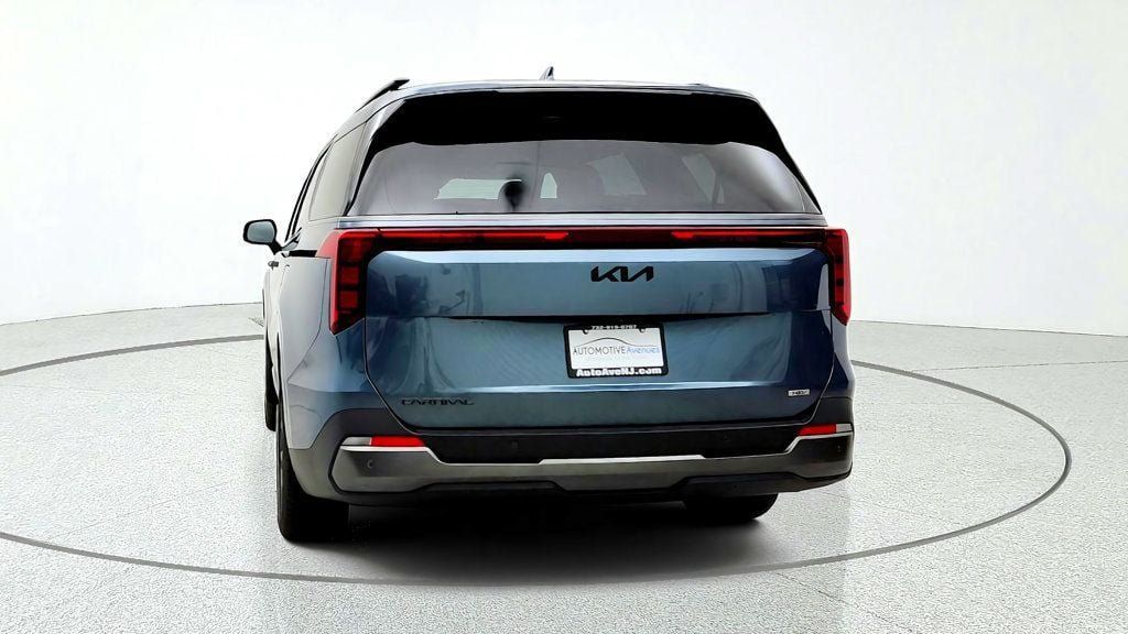 Used 2026 Kia Carnival SX w/ SX Dark Edition Package FWD image 6