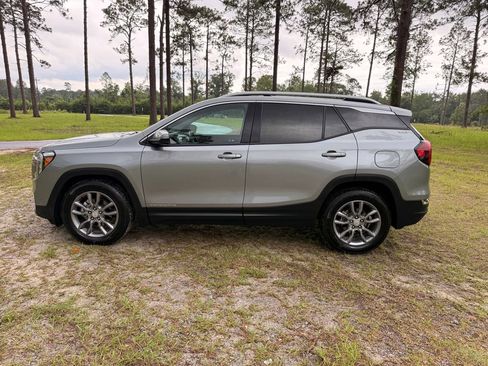 Used 2024 GMC Terrain SLT FWD image 2