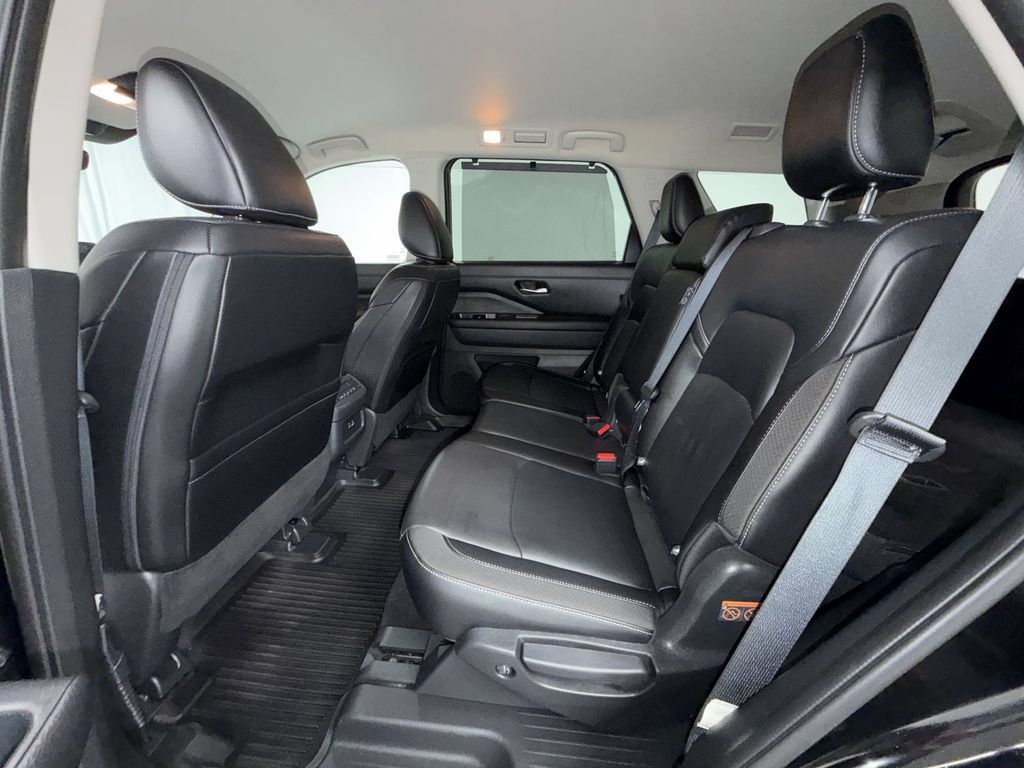 Used 2024 Nissan Pathfinder SL AWD/4WD image 16