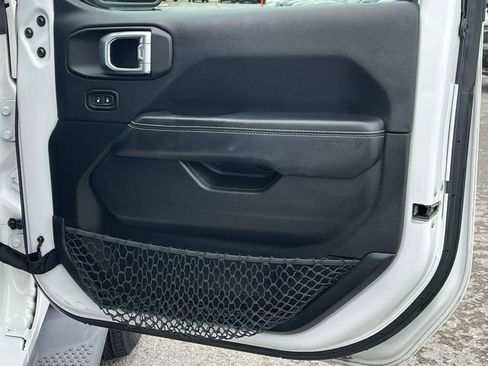 Used 2018 Jeep Wrangler Unlimited Sahara image 25