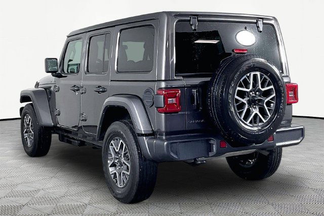 Used 2026 Jeep Wrangler Unlimited Sahara AWD/4WD image 4